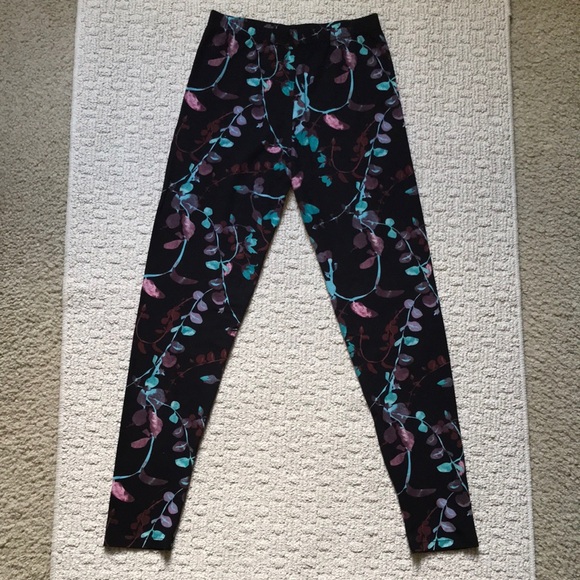 Leaf Patterned Leggings - Picture 2 of 7